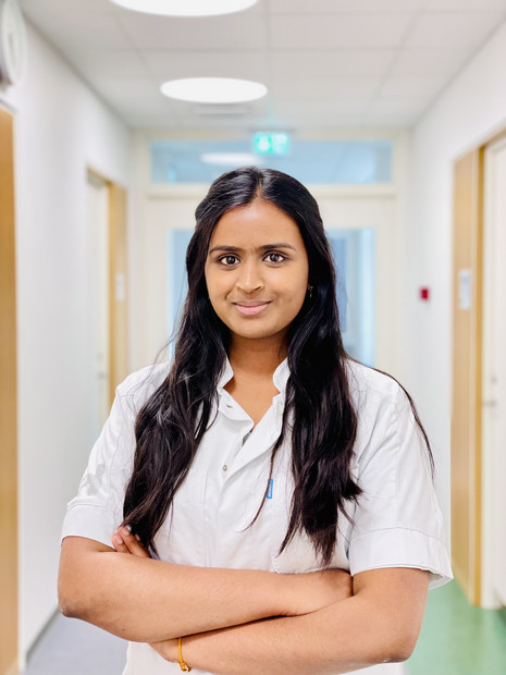 Portrætfoto af læge Janu Thuraiaiyah, der har forsvaret sin ph.d.-afhandling om molekylet adenosin og migræne.