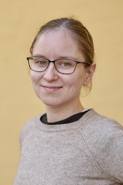 Portrætfoto af bioinformatiker Tanya Techlo, der har forsvaret sin ph.d.-afhandling om genetikken bag migræne og epilepsi